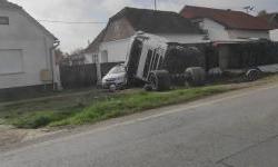 U Črnkovcima se šleper zabio u kuću, srećom nitko nije ozlijeđen