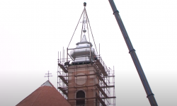 Na crkvu u Bilju postavljena obnovljena kupola zvonika