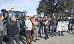 Dvjestotinjak poljoprivrednika i osamdesetak traktora blokiralo središte Đakova