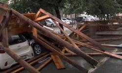 Nevrijeme zahvatilo i Slavoniju – vjetar srušio drvenu skelu s osječke glavne pošte
