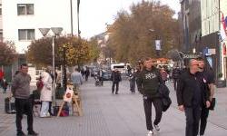 Mnoštvo ljudi u gradu, a sve odiše posebnom atmosferom