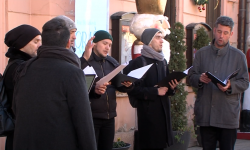 Komorni koncert ispred HNK u Osijeku privukao pozornost prolaznika