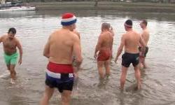 Najhrabriji zaigrali 10. božićni picigin u hladnoj Dravi na osječkoj Kopiki