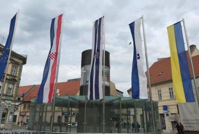 Ukrajinska zastava na Trgu Ante Starčevića u Osijeku, kao znak podrške