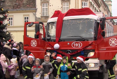 Djed Božićnjak je u Osijeku i – vatrogasac!