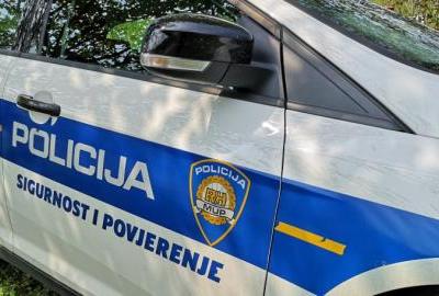 Udario u betonski most, ispao iz automobila koji je pao na njega i ubio ga, pa izgorio!