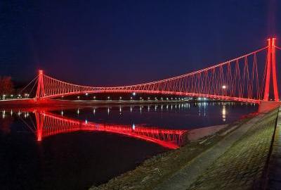 Osječki pješački most osvijetljen crvenom bojom u znak solidarnosti i suosjećanja s turskim i sirijskim narodom