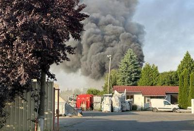 Ugašen veliki požar kod Vrtnog centra Jug u Osijeku! Gorjele gume, gasilo ga 27 vatrogasaca
