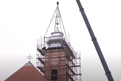 Na crkvu u Bilju postavljena obnovljena kupola zvonika