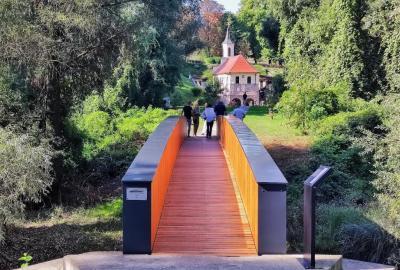 Drveni pješački most u Park-šumi Adica dobio novo ruho