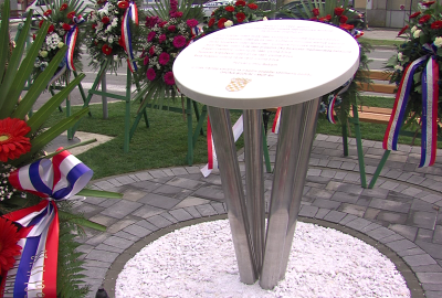 U Bizovcu otkriveno spomen obilježje u znak sjećanja na žrtve velikosrpskog avionskog raketiranja