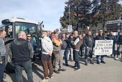 Dvjestotinjak poljoprivrednika i osamdesetak traktora blokiralo središte Đakova