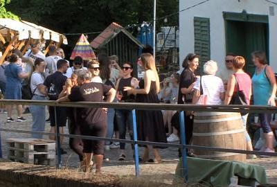 Brojni posjetitelj na Vinatlonu uživali u vinu, hrani i igrama