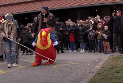 Mještani Vardarca od poklada se ponovno oprostili „lupanjem pijetla“