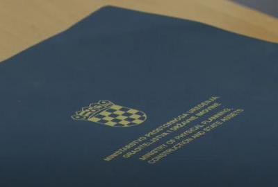 Ministar Bačić u Osijeku podijelio gradonačelnicima i načelnicima sporazume vrijedne 18 milijuna €