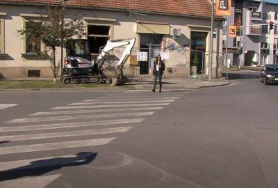 Ruši se derutna zgrada u Retfali - sigurnost djece i prolaznika na prvom mjestu