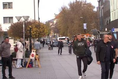 Mnoštvo ljudi u gradu, a sve odiše posebnom atmosferom