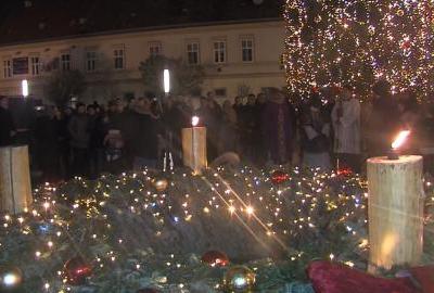 Ministar obrane Ivan Anušić u Osijeku upalio 3. adventsku svijeću i poručio: svi molimo za mir
