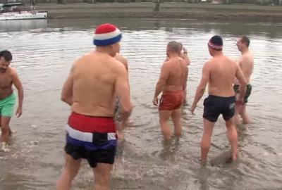 Najhrabriji zaigrali 10. božićni picigin u hladnoj Dravi na osječkoj Kopiki