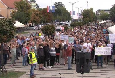 Našičani prosvjedovali protiv spaljivanja otpada iz Gospića u njihovoj cementari