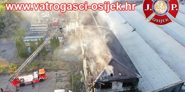 Požar u poslovnoj zgradi u Osijeku, djelatnici bježali van! Brojni vatrogasci na terenu, srećom nema ozlijeđenih