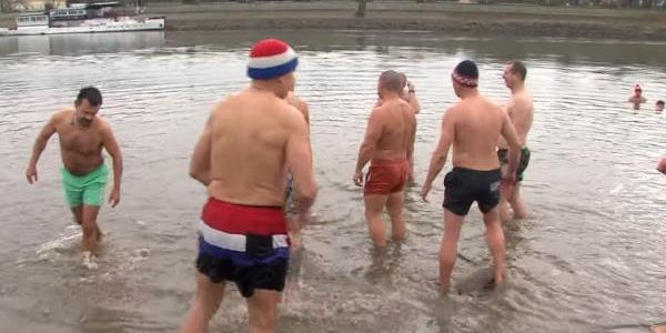 Najhrabriji zaigrali 10. božićni picigin u hladnoj Dravi na osječkoj Kopiki