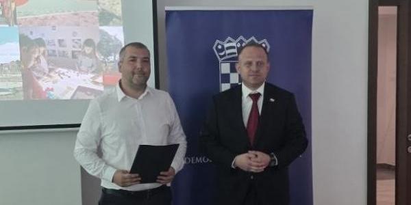 Gradu Našicama uručeni ugovori za nova ulaganja u dječje igralište i vrtić