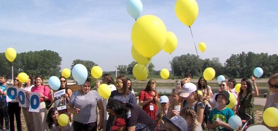 Žuti i plavi baloni u znak podrške obiteljima nestale djece u Ukrajini