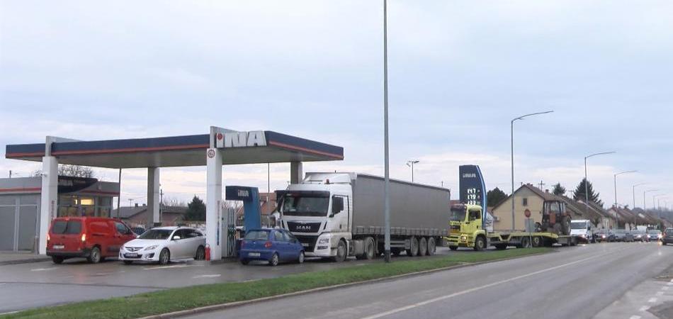 Mađari pohrlili na benzinske postaje u Hrvatskoj