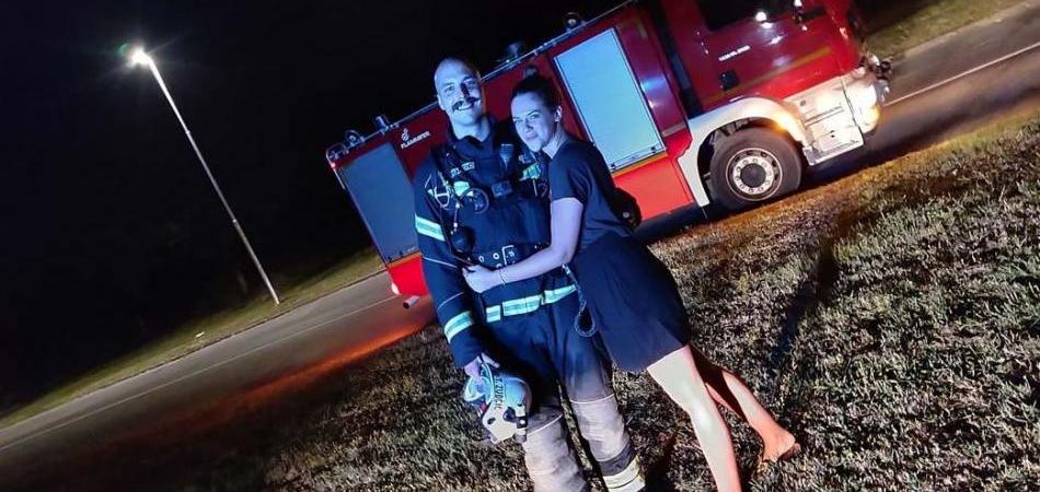 Tako to rade vatrogasci: popeo se u košari do prozora svoje djevojke i zaprosio ju!