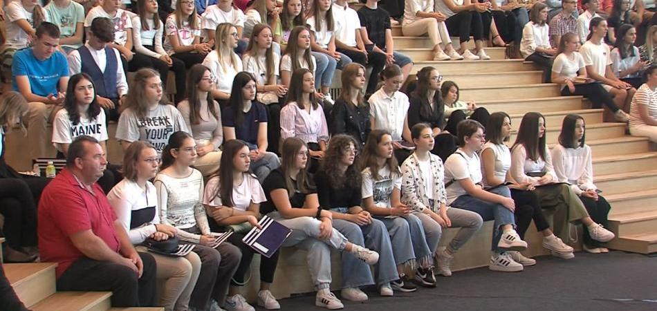 Osječko-baranjska županija po prvi puta sa 82 000 eura nagradila učenike