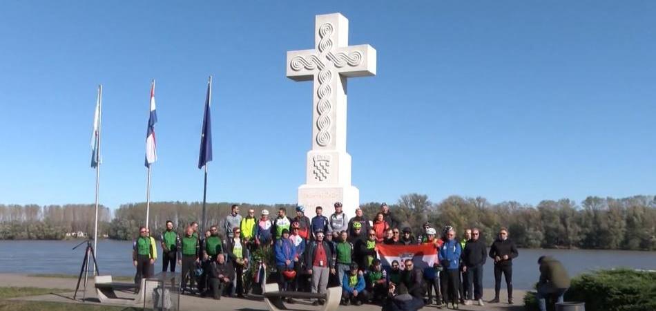 Prigodom Dana sjećanja pedesetak rekreativaca bicikliralo od Osijeka do Vukovara