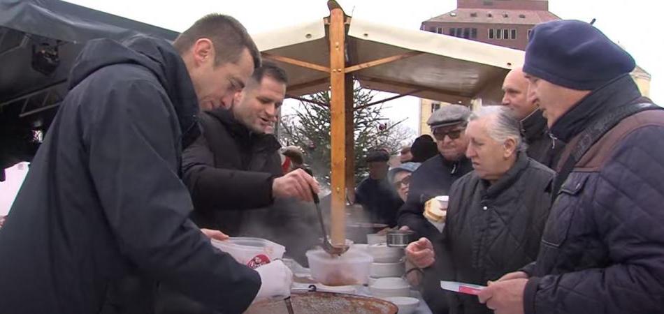 Fiš od šarana i soma i pržene papaline na Badnjak u Vukovaru