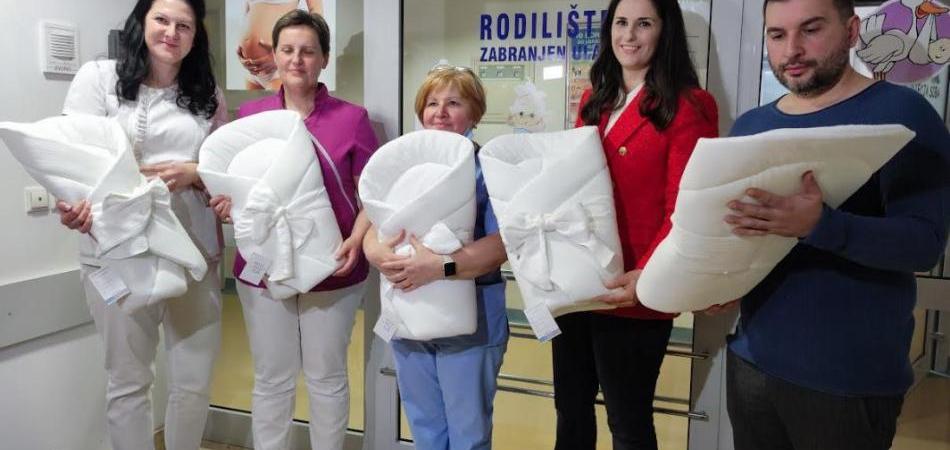 Rodilište vukovarske bolnice zahvaljujući humanitarnoj akciji bogatije za 25 novih jastuka za bebe