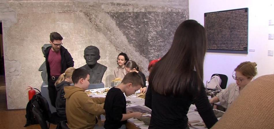 Na kiparskoj radionici Muzeja Slavonije djeca učila rad s glinom