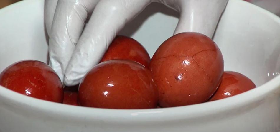 Amkanje jaja, crvena boja, janjetina i kozinek na stolu