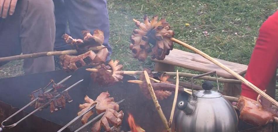 Pečena slanina na josipovačkoj Slaninijadi rastjerala hladnoću, gripu i prehlade