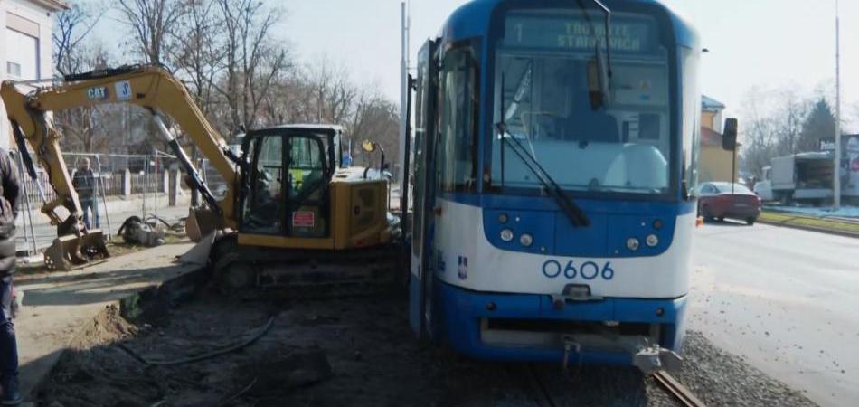 U udaru bagera u tramvaj na sreću nitko nije ozbiljnije stradao!