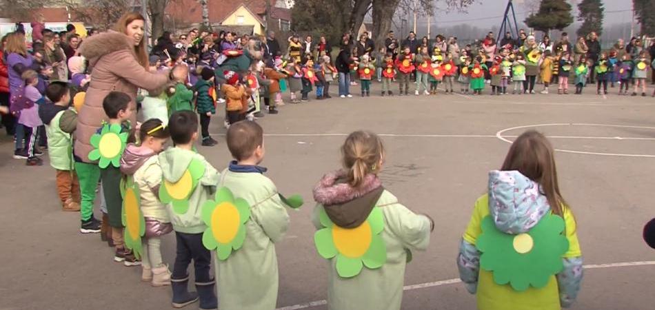 Preko 160 vrtićaraca obučenih u proljetnu livadu prošetalo je u Osijeku