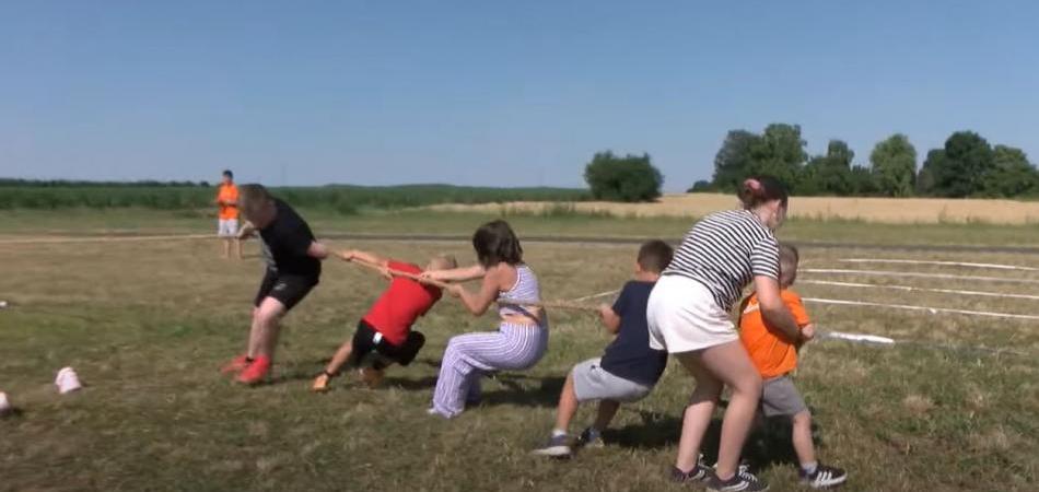 Skakanje u vrećama i bacanje potkova - najmlađi uživali na 10. Pustaraškim igrama