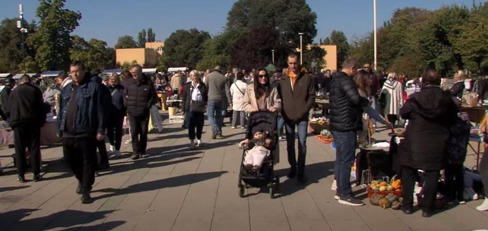 U zimskim jaknama na listopadski Sajam antikviteta