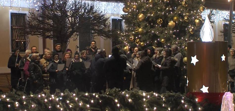 Uz molitvu, pjesmu i poruke ljubavi županica Nataša Tramišak upalila 3. adventsku svijeću u Đakovu