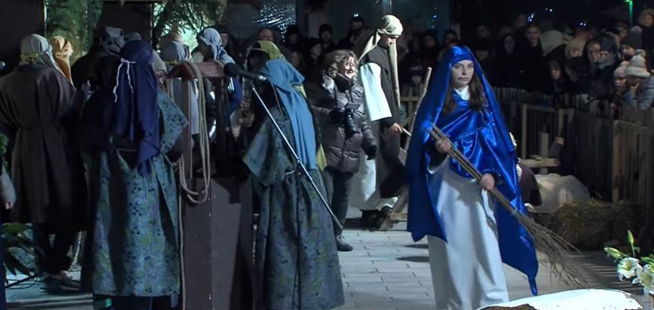 Božićni ugođaj u Valpovu upotpunjen živim jaslicama