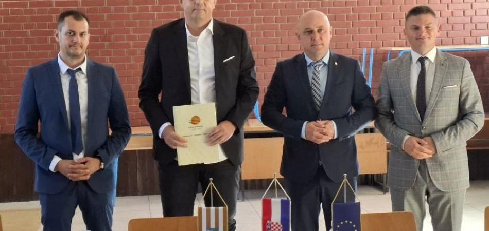 Kroz projekt rekonstrukcije i dogradnje škola u Cerni dobiva nove učionice, dizalo, sportsko igralište…