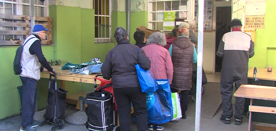 Hrana pred istekom roka spašava od gladi – u Rijeci ljubavi održana još jedna podjela paketa života