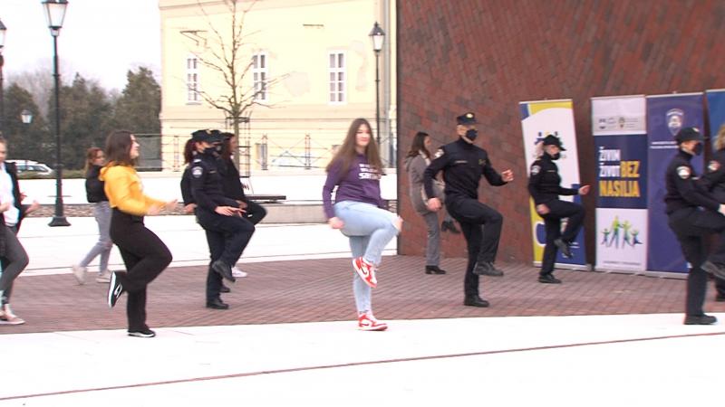 Policajci i plesači plesom poručili – stop nasilju nad ženama