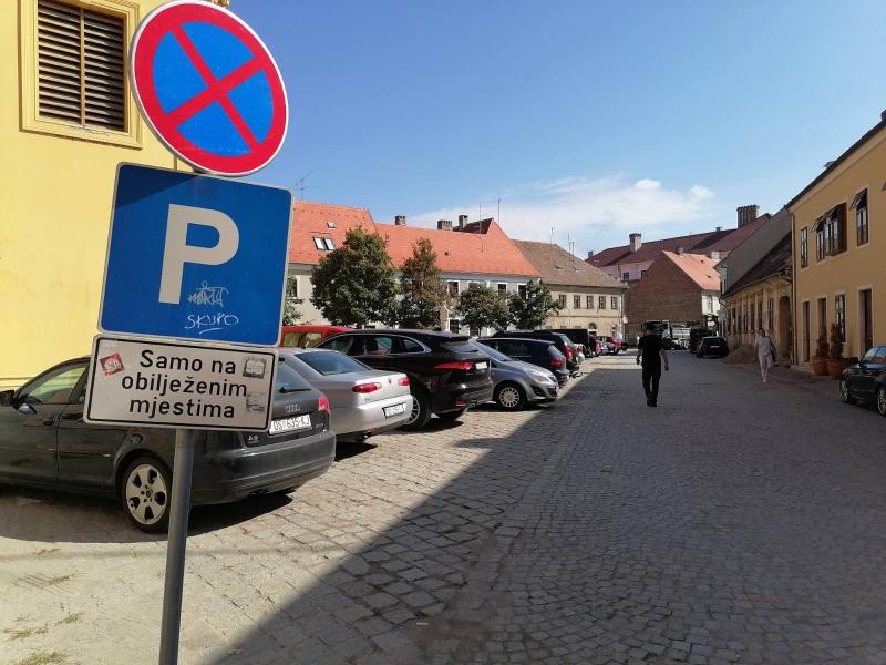 Iako je ulazak u Tvrđu dozvoljen samo s propusnicama, parkiralište ispred crkve svetog Mihaela je popunjeno
