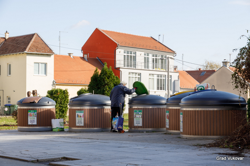U Vukovaru postavljeni polupodzemni spremnici za biootpad