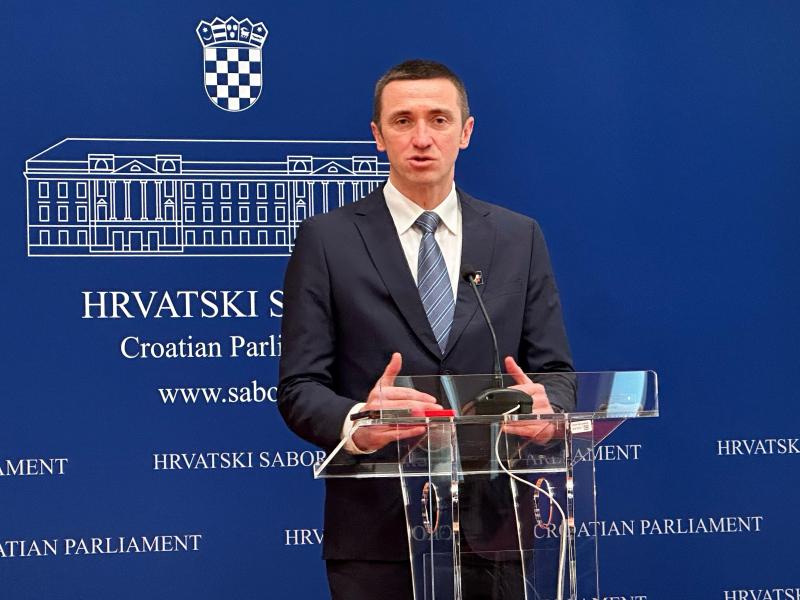 ''Suzbijmo taštine i ego te u interesu politika koje zastupamo, oformimo koaliciju koja će biti jamstvo zaštite Hrvatskih interesa!''