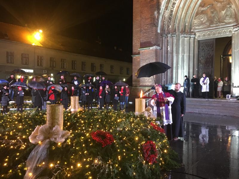 Prva adventska svijeća upaljena u Osijeku
